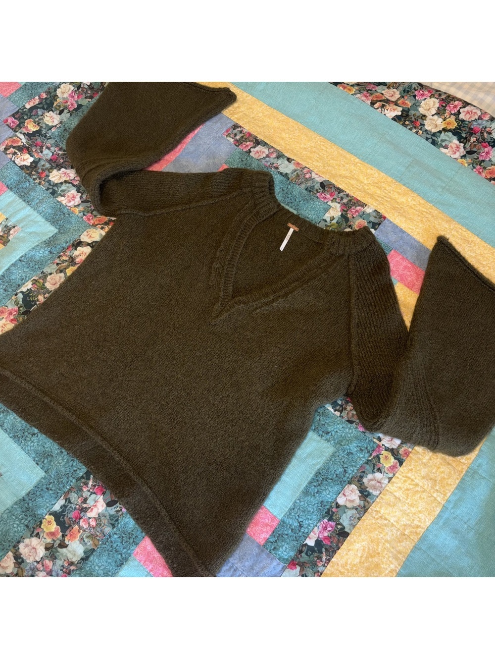 Free People Wool Blend V-Neck Flare Sleeve Woman’s Small Sweater Cozy Casual - Picture 4 of 9